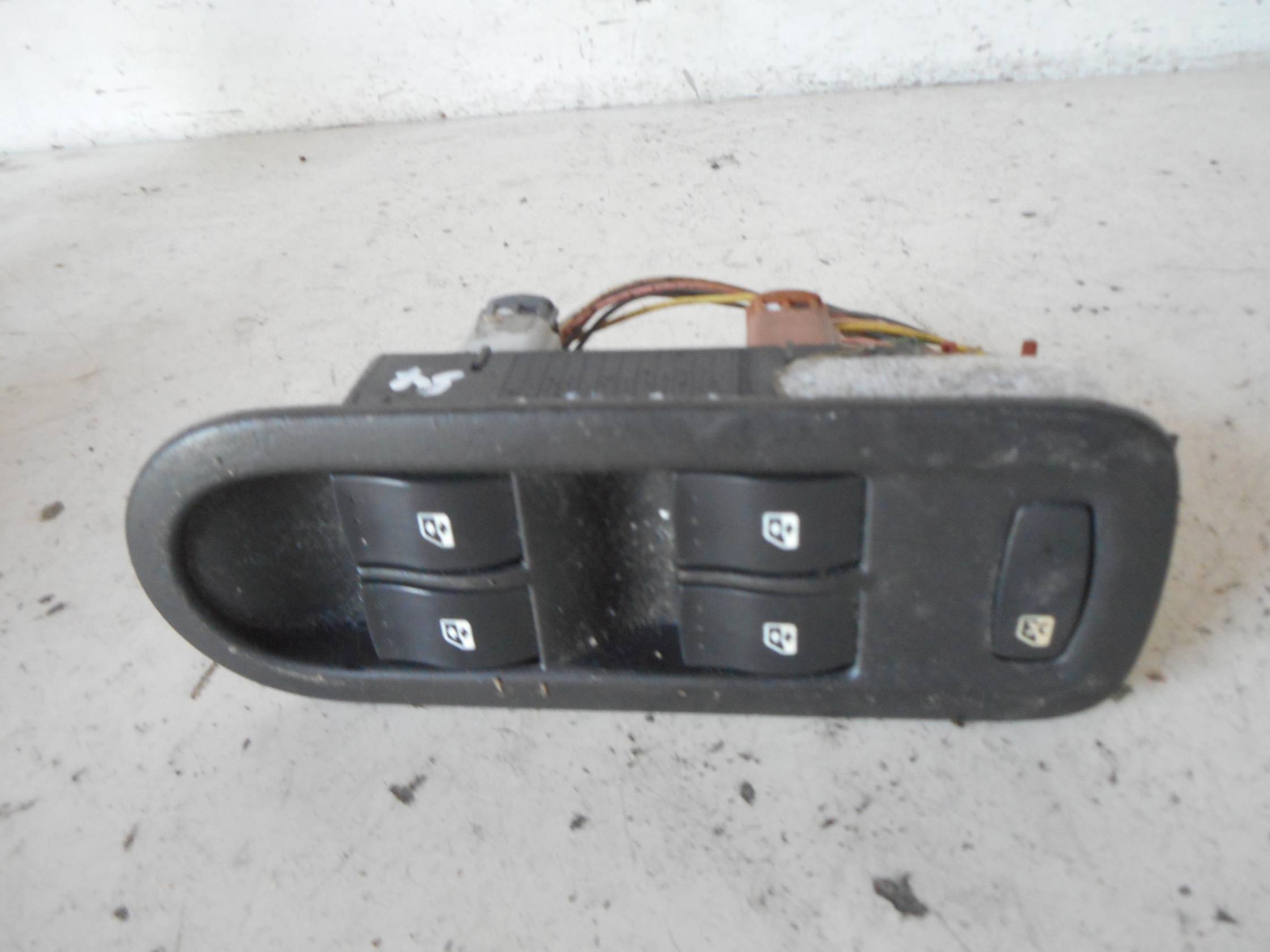 Interruttore alzacristalli porta ant. sx.